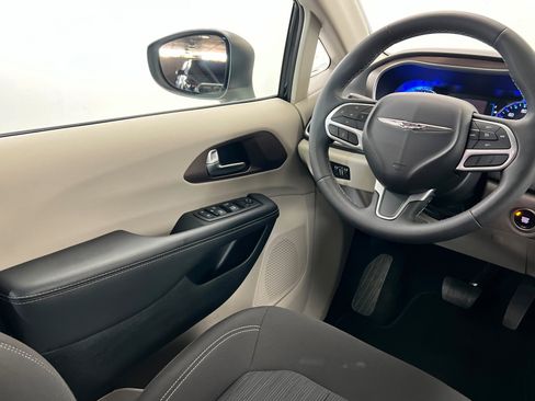 Certified 2023 Chrysler Voyager LX image 11