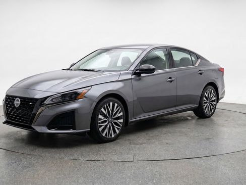 Used 2025 Nissan Altima 2.5 SV FWD image 3