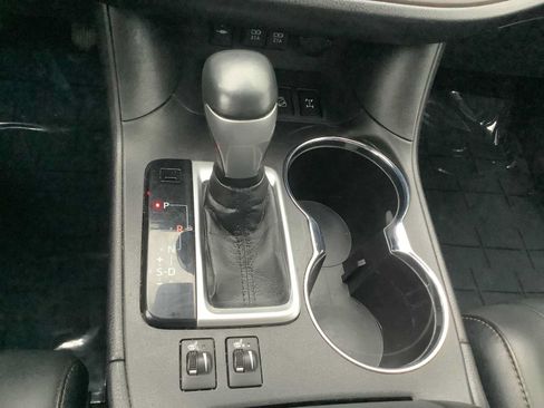 Used 2019 Toyota Highlander XLE AWD/4WD image 18