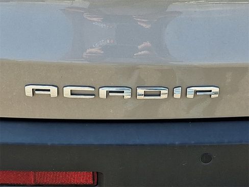 Used 2023 GMC Acadia SLT image 30