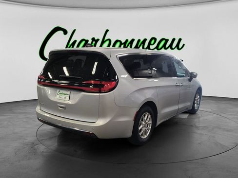 Used 2024 Chrysler Pacifica Touring-L FWD image 5