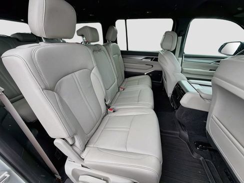 Used 2025 Jeep Wagoneer 4WD image 30