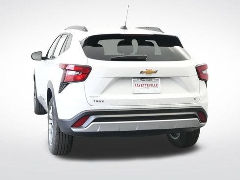 Used 2025 Chevrolet Trax LT w/ LT Convenience Package FWD image 8