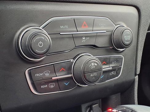 Used 2017 Dodge Charger SXT image 26