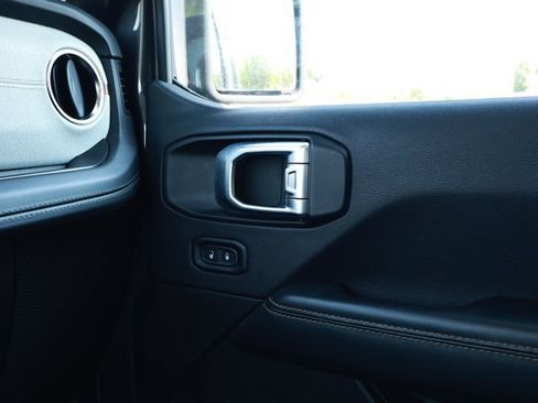 Used 2025 Jeep Wrangler Unlimited Sahara AWD/4WD image 25