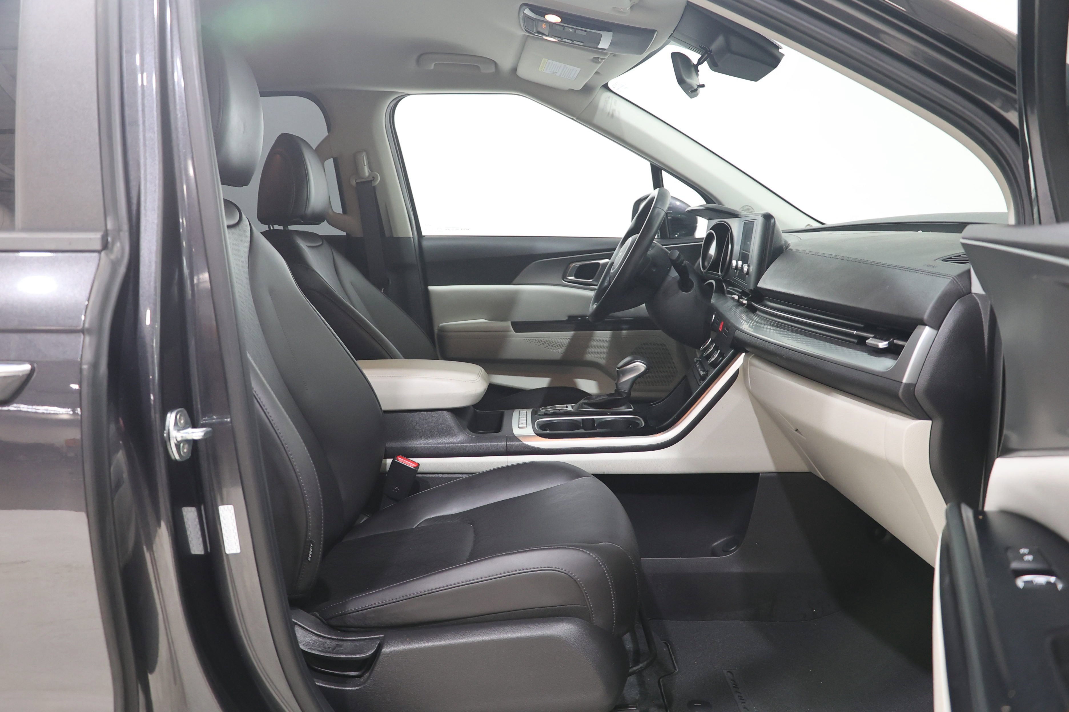 Used 2022 Kia Carnival LX FWD image 35