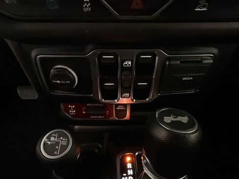 Used 2024 Jeep Wrangler Unlimited AWD/4WD image 25