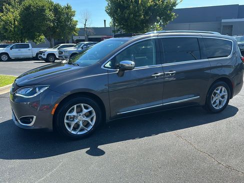 Used 2019 Chrysler Pacifica Limited FWD image 40