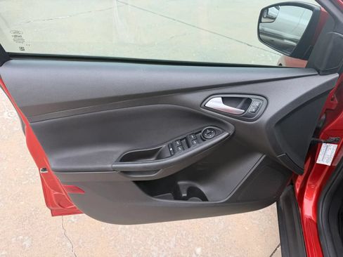 Used 2018 Ford Focus SE w/ Cold Weather Package FWD image 8