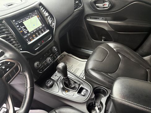 Used 2019 Jeep Cherokee Limited w/ Luxury Group image 6