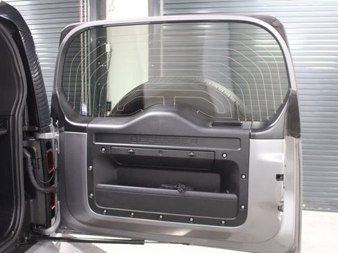 Used 2022 Land Rover Defender 110 SE image 32