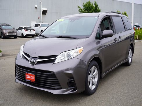 Used 2020 Toyota Sienna LE w/ Carpet Mat Package FWD image 7
