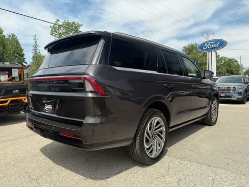 Used 2025 Lincoln Navigator Reserve AWD/4WD image 5