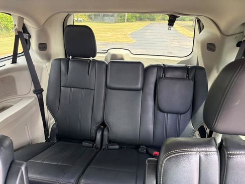 Used 2016 Chrysler Town & Country Touring-L FWD image 9