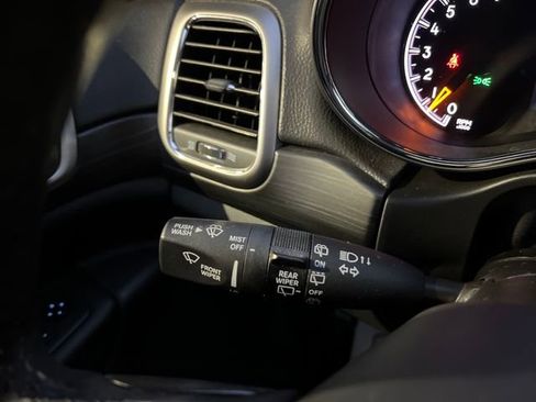 Used 2021 Jeep Grand Cherokee Laredo image 29