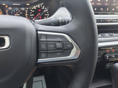Used 2025 Jeep Compass Latitude w/ Convenience Group AWD/4WD image 28