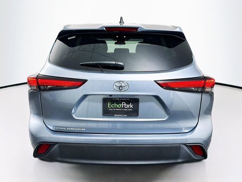 Used 2023 Toyota Highlander LE FWD image 7