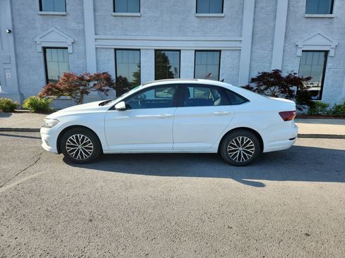 Used 2019 Volkswagen Jetta SE FWD image 2