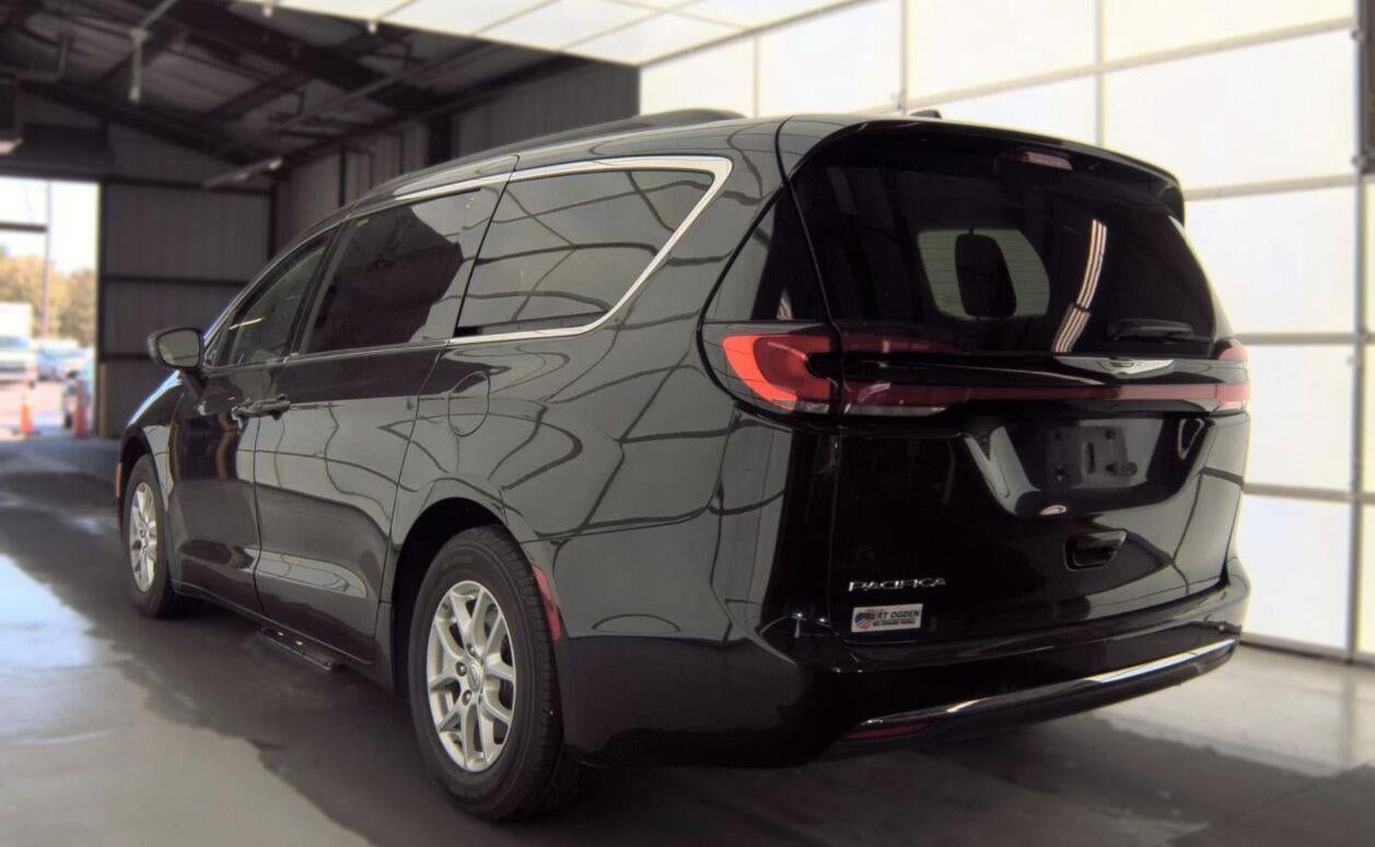 Used 2022 Chrysler Pacifica Touring-L FWD image 4