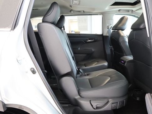 Used 2024 Toyota Highlander XLE AWD/4WD image 34