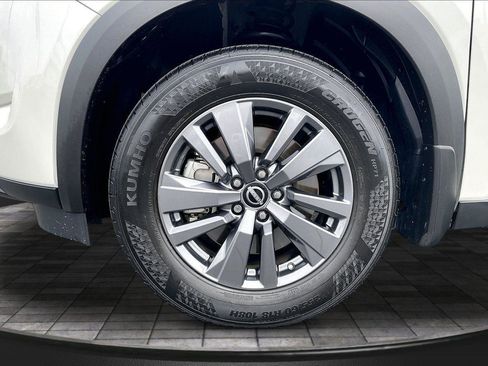Certified 2022 Nissan Pathfinder SV w/ SV Black Package FWD image 10