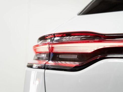 Used 2024 Porsche Macan image 10