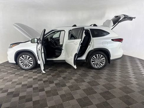 Used 2024 Toyota Highlander Platinum AWD/4WD image 9
