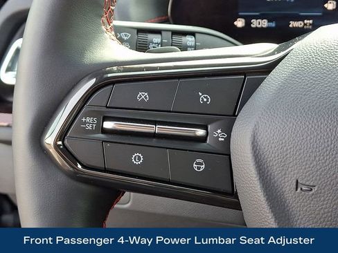 Used 2025 Chevrolet Traverse RS image 25