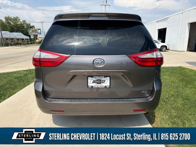 Used 2017 Toyota Sienna XLE Premium FWD image 4