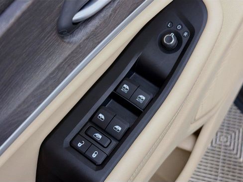 Used 2023 Jeep Grand Cherokee Limited w/ Luxury Tech Group II AWD/4WD image 24