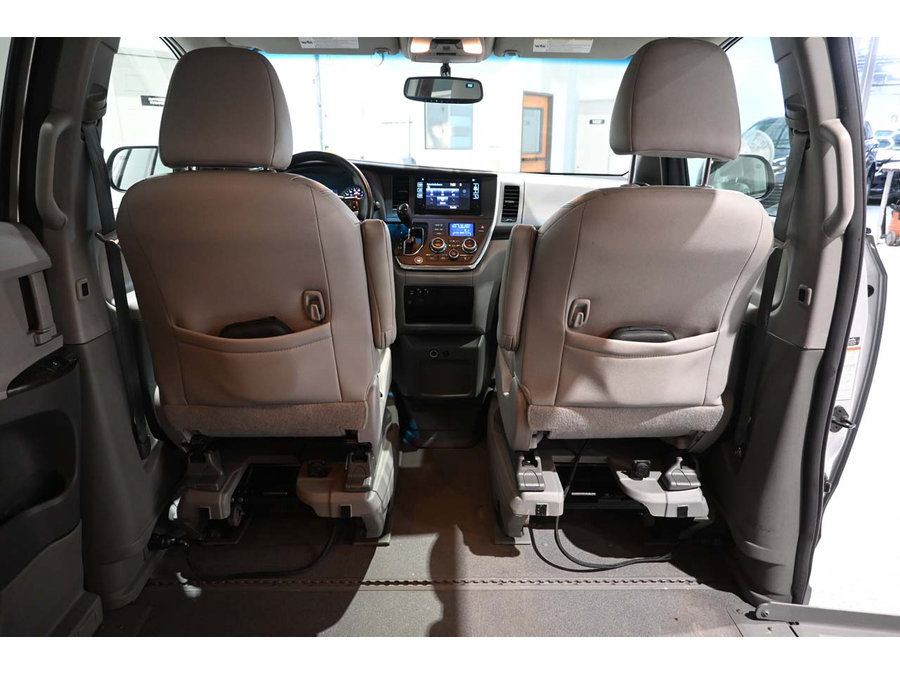 Used 2015 Toyota Sienna XLE w/ XLE Navigation Package FWD image 20