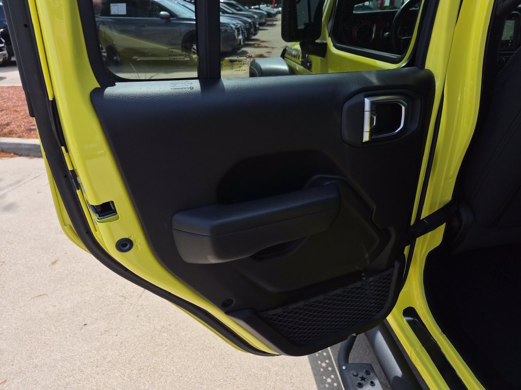 Used 2023 Jeep Wrangler Unlimited Rubicon w/ Cold Weather Group AWD/4WD image 13