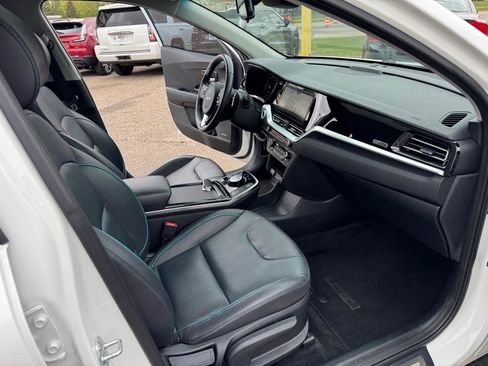 Used 2022 Kia Niro EX Premium FWD image 28