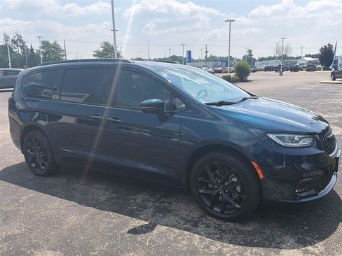 Used 2023 Chrysler Pacifica Touring-L w/ S Appearance Package AWD/4WD image 9