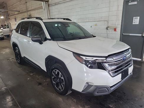 Used 2025 Subaru Forester Premium AWD/4WD image 2