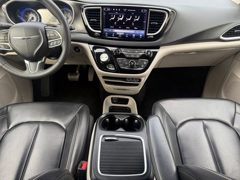 Certified 2023 Chrysler Pacifica Touring-L image 10