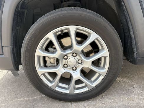 Used 2024 Jeep Compass Latitude AWD/4WD image 9
