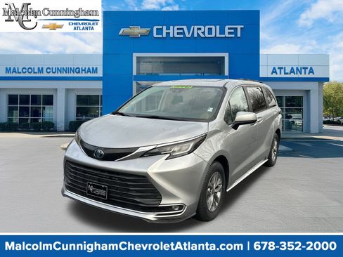 Used 2022 Toyota Sienna XLE image 1