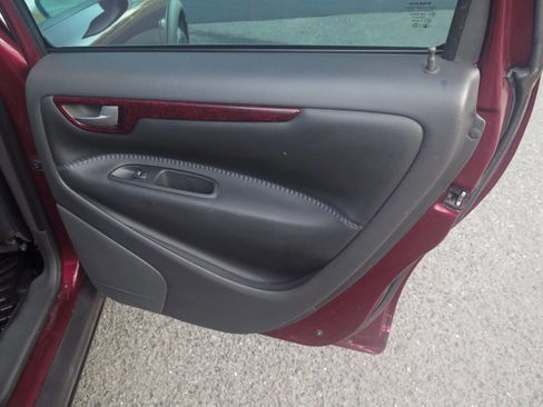 Used 2004 Volvo V70 image 23