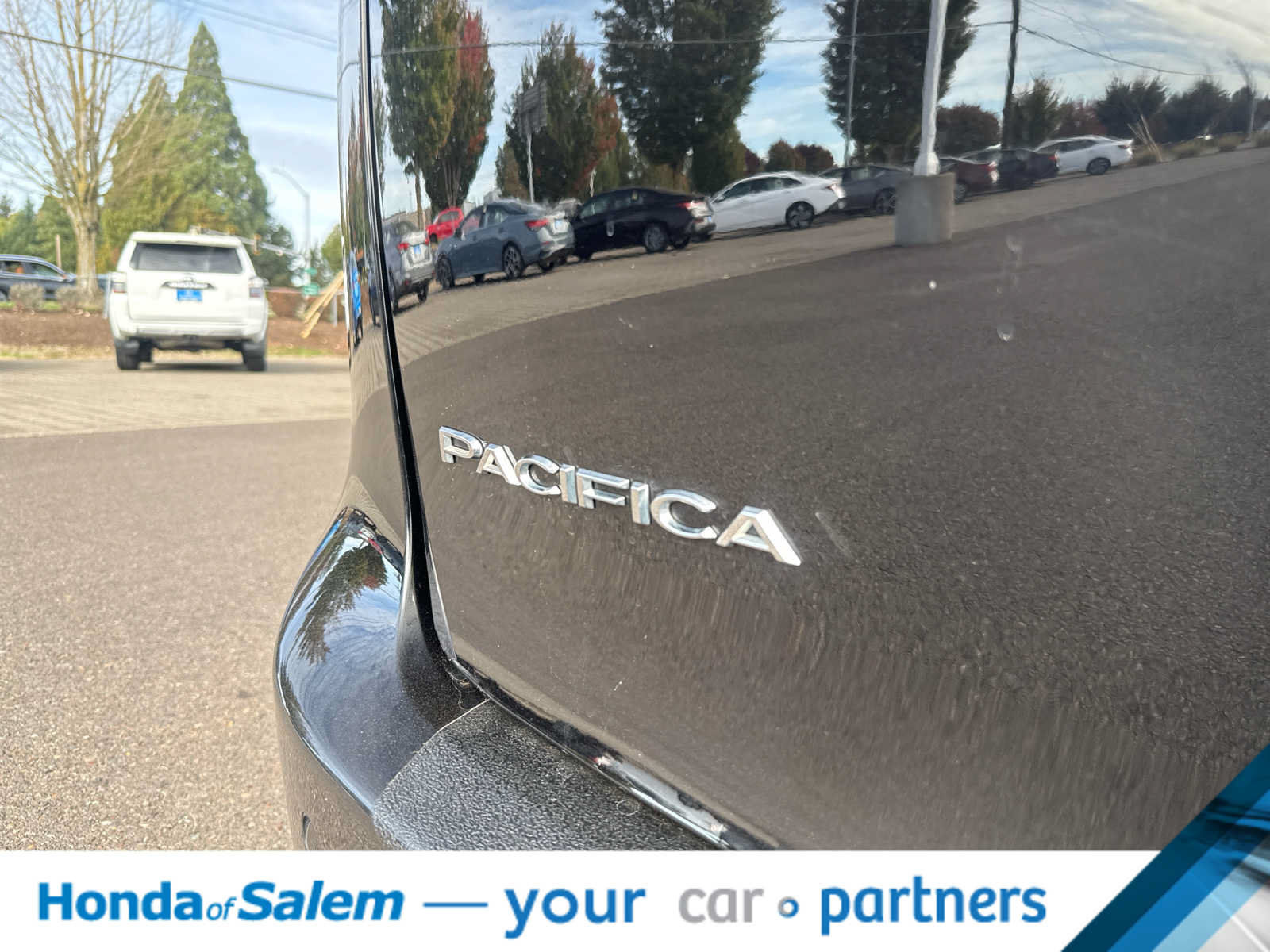 Used 2024 Chrysler Pacifica Touring-L FWD image 7