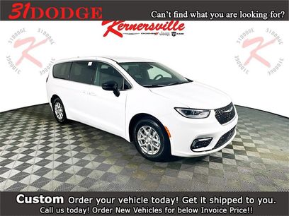 New 2025 Chrysler Pacifica Select w/ Uconnect Theater Family Group