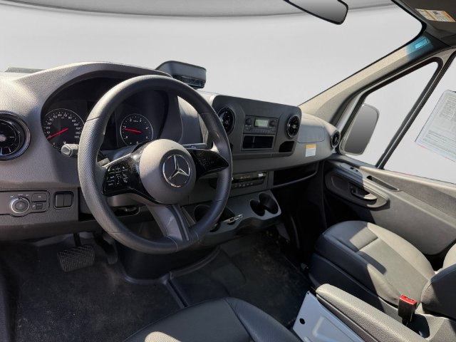 Used 2025 Mercedes-Benz Sprinter 2500 image 9