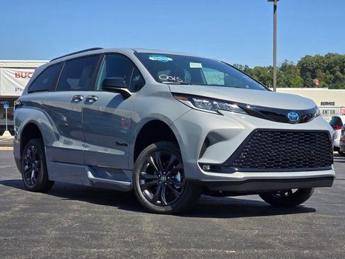 Used 2025 Toyota Sienna XSE w/ XSE Plus Package FWD image 2
