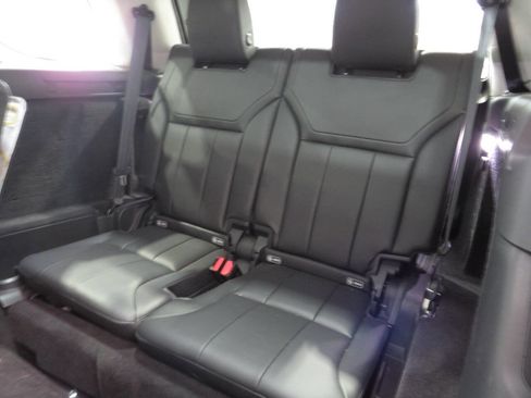 Used 2018 Land Rover Discovery SE AWD/4WD image 15