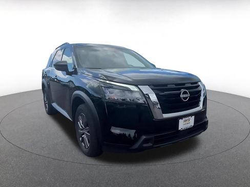 Used 2025 Nissan Pathfinder SV FWD image 3