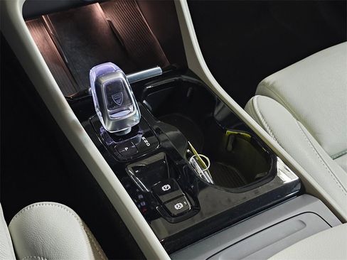 Certified 2023 Volvo XC40 B5 Ultimate w/ Protection Package Premier image 26