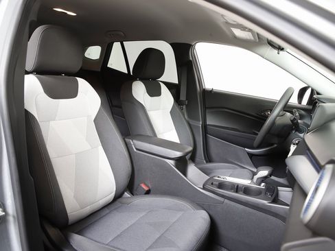 Used 2024 Chevrolet Trax LS w/ LS Convenience Package image 7