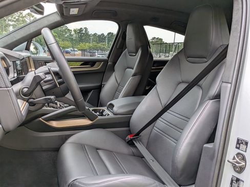 Certified 2026 Porsche Cayenne Turbo AWD/4WD image 5