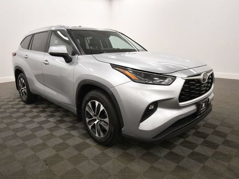 Used 2024 Toyota Highlander XLE AWD/4WD image 10