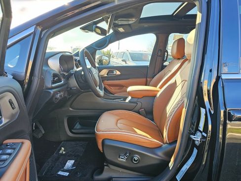 New 2026 Chrysler Pacifica Pinnacle image 18
